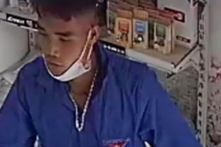 Bắc Giang: Bắt kẻ ném cát vào mặt chủ tiệm rồi cướp 2 sợi dây chuyền vàng - 1