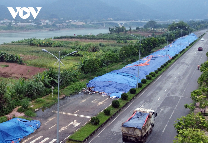 Bộ TN&MT yêu cầu làm rõ vụ đổ hàng nghìn tấn rác giữa rừng ở Hòa Bình - 1