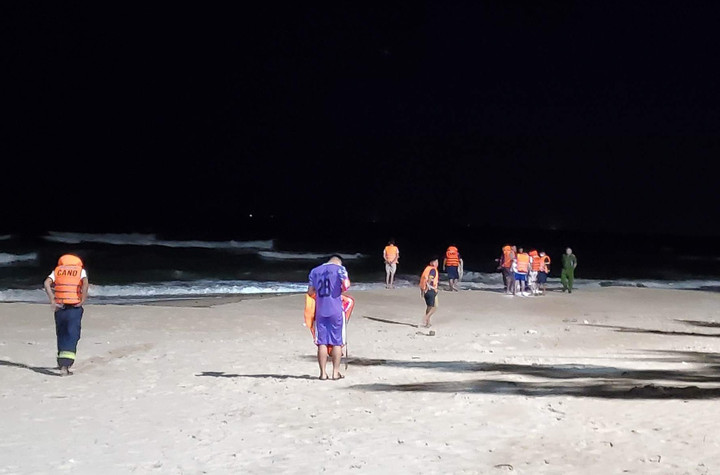 Quảng Ngãi: Hai sinh viên bị sóng lớn cuốn khi tắm biển, một người chết - 1