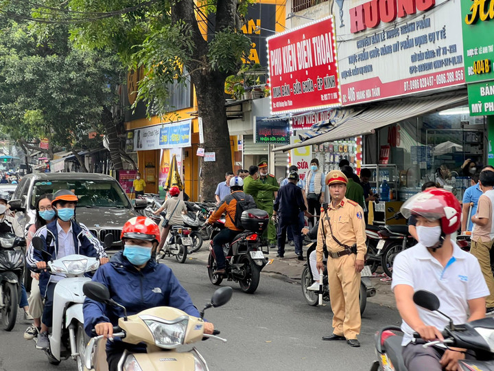 Danh tính kẻ đâm gục người phụ nữ bán hàng nước trên phố Hoàng Hoa Thám, Hà Nội - 1