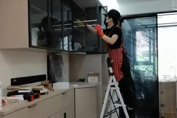 Người phụ nữ mua được 2 ngôi nhà sau 2 năm làm nghề lau dọn - 2