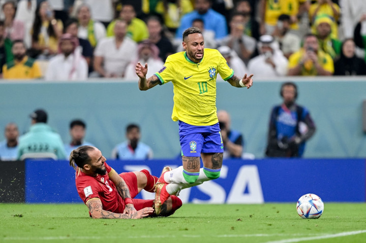 Neymar sưng tấy mắt cá chân, ôm mặt khóc - 2