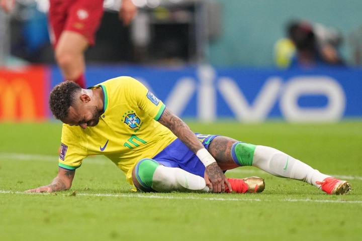 Neymar sưng tấy mắt cá chân, ôm mặt khóc - 1