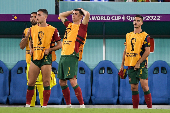 Khoảnh khắc đồng đội hớ hênh khiến Ronaldo ôm đầu hốt hoảng - 1