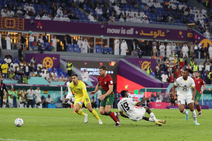 Khoảnh khắc đồng đội hớ hênh khiến Ronaldo ôm đầu hốt hoảng - 5