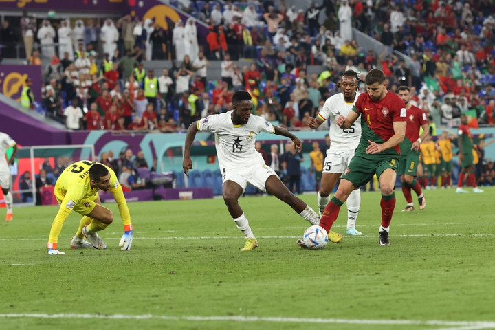 Khoảnh khắc đồng đội hớ hênh khiến Ronaldo ôm đầu hốt hoảng - 4