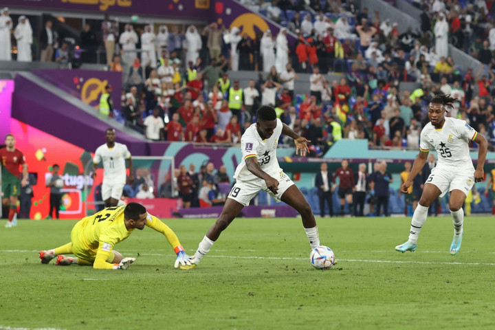 Khoảnh khắc đồng đội hớ hênh khiến Ronaldo ôm đầu hốt hoảng - 3