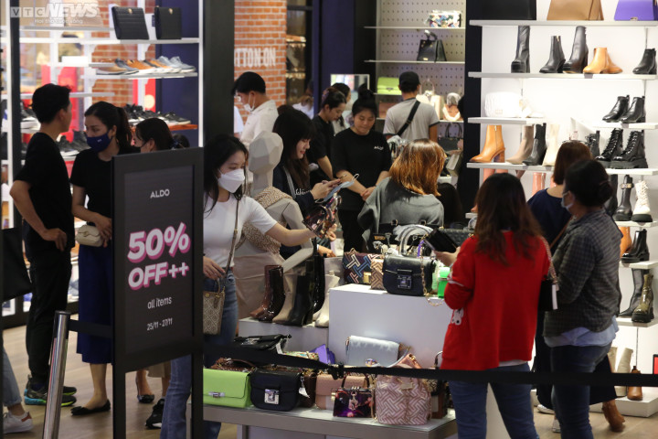 Nhiều trung tâm thương mại ở TP.HCM đông nghịt người ngày Black Friday - 5