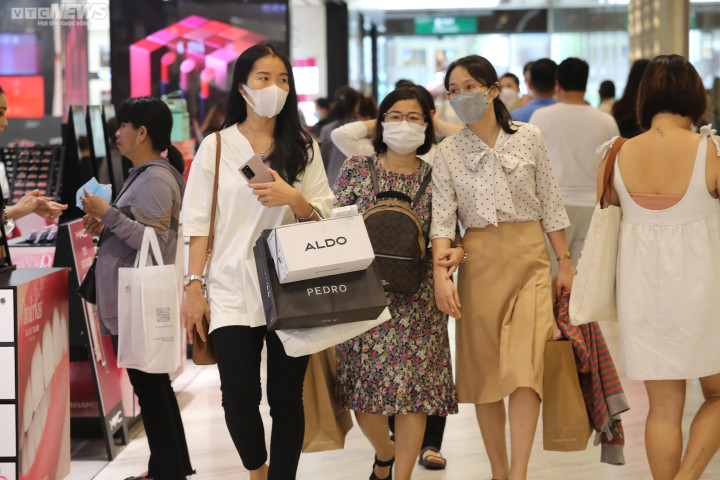 Nhiều trung tâm thương mại ở TP.HCM đông nghịt người ngày Black Friday - 7