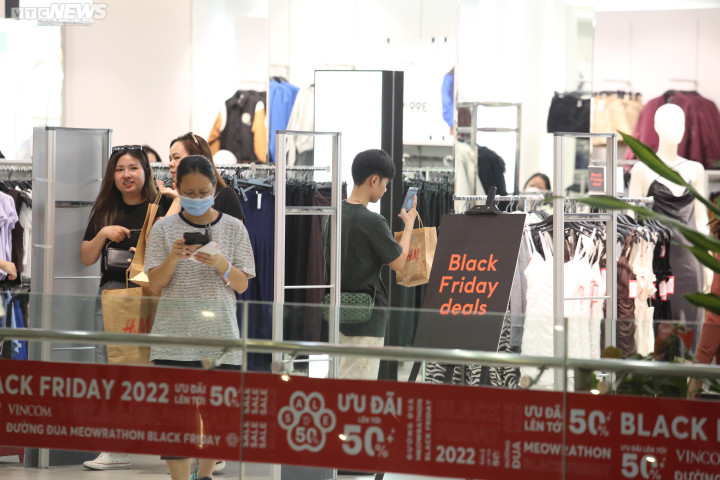 Nhiều trung tâm thương mại ở TP.HCM đông nghịt người ngày Black Friday - 9