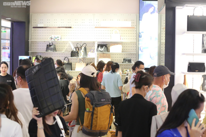 Nhiều trung tâm thương mại ở TP.HCM đông nghịt người ngày Black Friday - 8