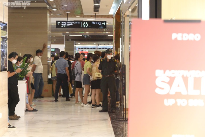 Nhiều trung tâm thương mại ở TP.HCM đông nghịt người ngày Black Friday - 10