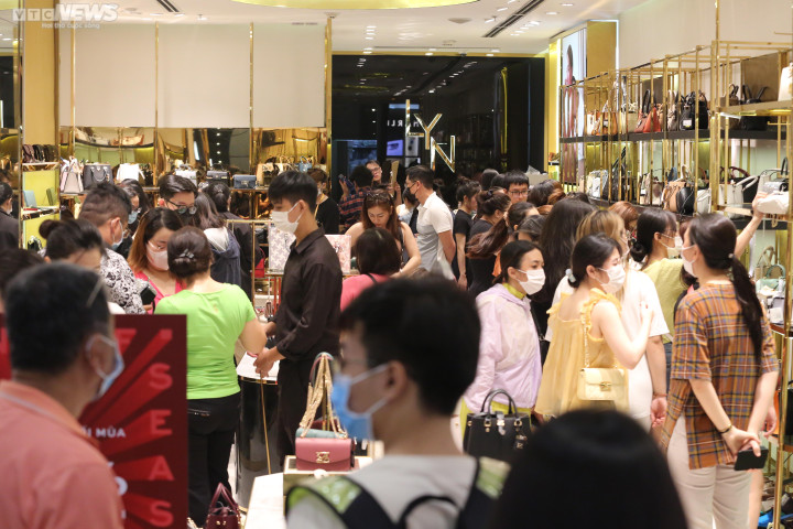 Nhiều trung tâm thương mại ở TP.HCM đông nghịt người ngày Black Friday - 11