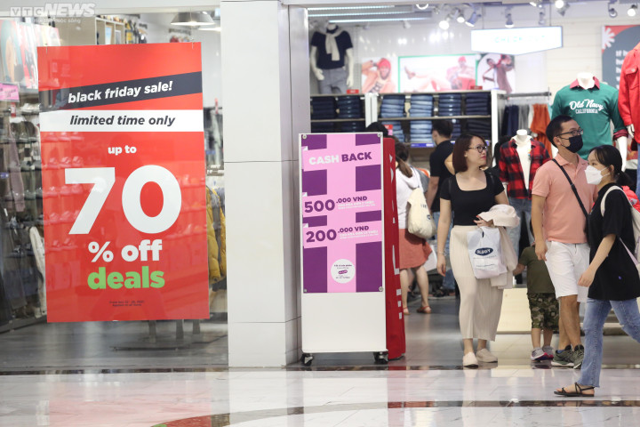 Nhiều trung tâm thương mại ở TP.HCM đông nghịt người ngày Black Friday - 6