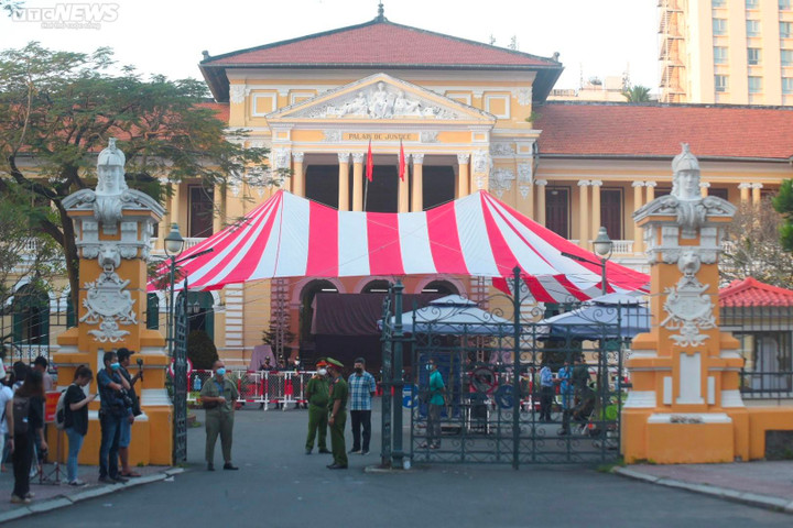  An ninh thắt chặt tại phiên tòa xét xử ‘dì ghẻ’ hành hạ bé gái 8 tuổi đến chết - 1