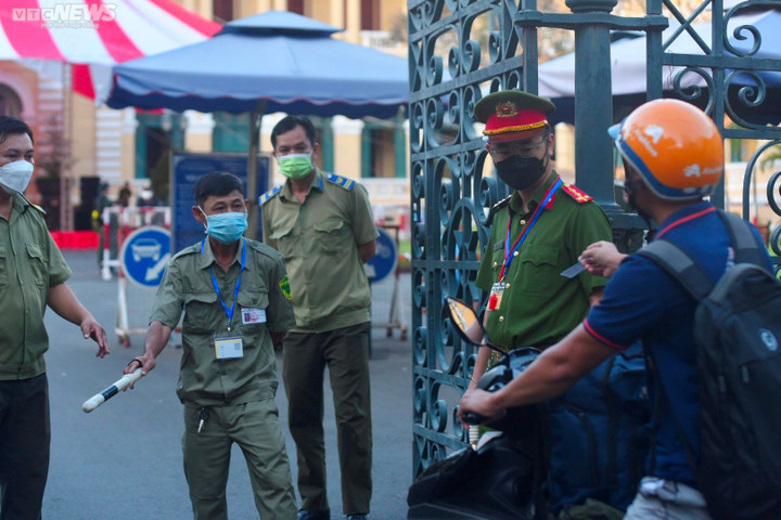  An ninh thắt chặt tại phiên tòa xét xử ‘dì ghẻ’ hành hạ bé gái 8 tuổi đến chết - 5