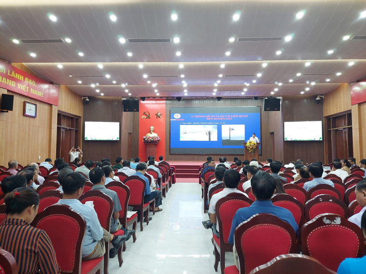 EVNHANOI tăng cường tổ chức tuyên truyền về bảo vệ hành lang an toàn lưới điện - 1