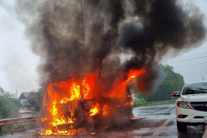 Xe khách bốc cháy dữ dội trên cao tốc Pháp Vân - Cầu Giẽ - 1