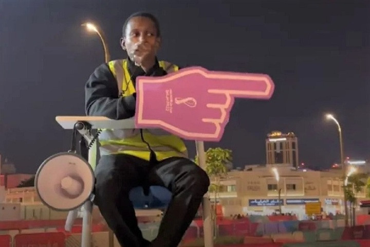 Chàng trai chỉ đường bất ngờ nổi tiếng ở World Cup - 1