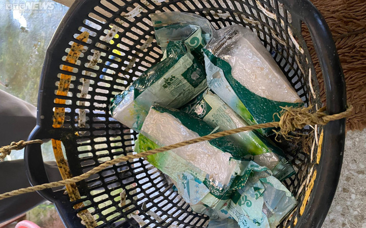 Túi ghi chữ nước ngoài nghi chứa ma tuý liên tiếp trôi vào vùng biển Quảng Trị - 2