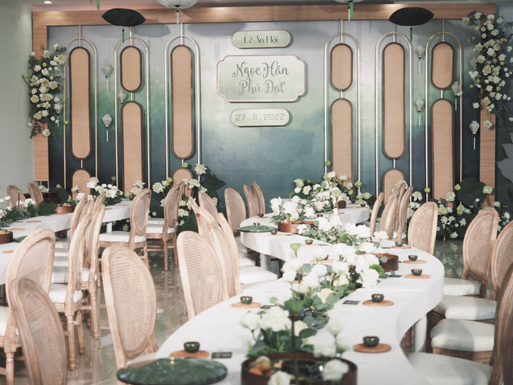 Hoa hậu Ngọc Hân ngại ngùng khi được ông xã hôn trong đám hỏi - 1