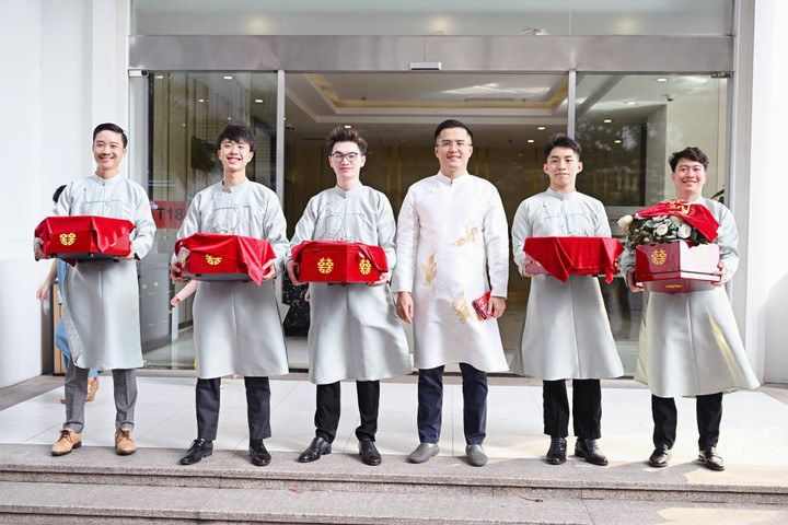 Hoa hậu Ngọc Hân ngại ngùng khi được ông xã hôn trong đám hỏi - 3