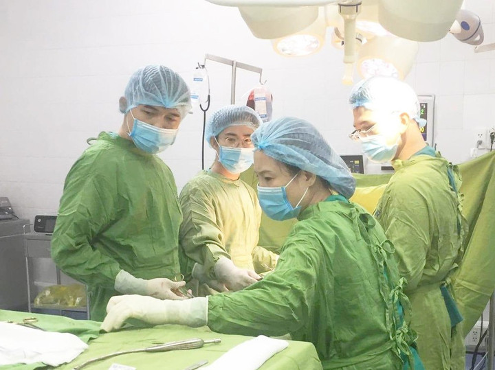 Cứu sống tài xế xe ôm công nghệ bị cướp đâm xuyên tim, phổi - 1