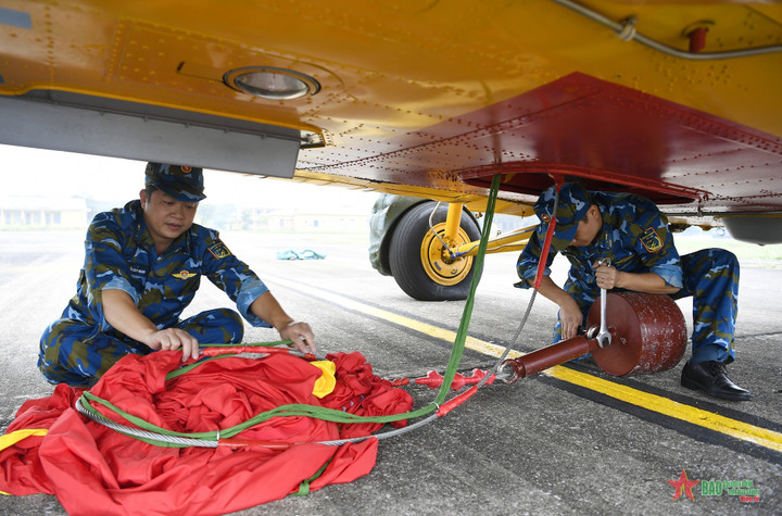 Những 'sứ giả bầu trời' sẵn sàng trước ngày hội - 14