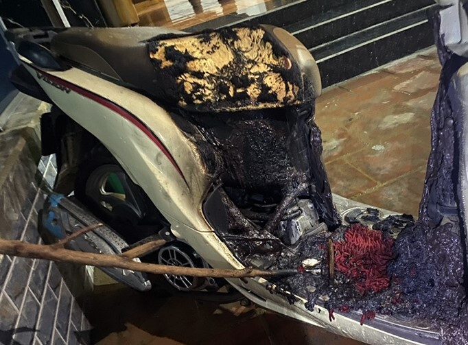 Khởi tố người đàn ông lẻn vào nhà tình nhân, phóng hỏa đốt xe máy - 1