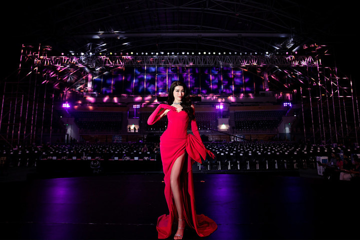 Á hậu Quỳnh Châu gợi cảm khi làm MC chung khảo Hoa hậu Việt Nam 2022 - 5