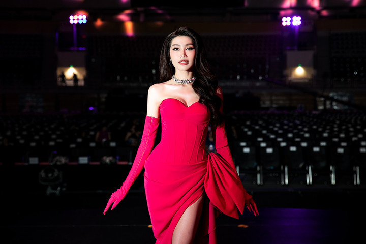 Á hậu Quỳnh Châu gợi cảm khi làm MC chung khảo Hoa hậu Việt Nam 2022 - 6