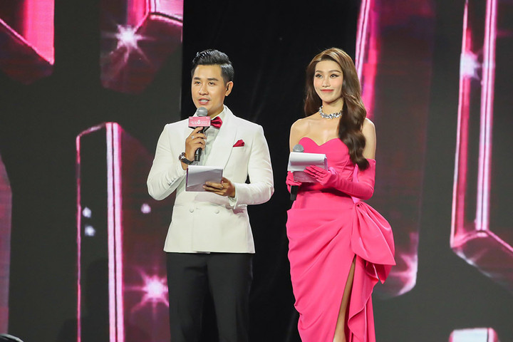 Á hậu Quỳnh Châu gợi cảm khi làm MC chung khảo Hoa hậu Việt Nam 2022 - 2