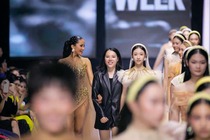 Ảnh: Vẻ đẹp quyền lực của H'Hen Niê trên sàn diễn với mái tóc nặng gần 3 kg - 4