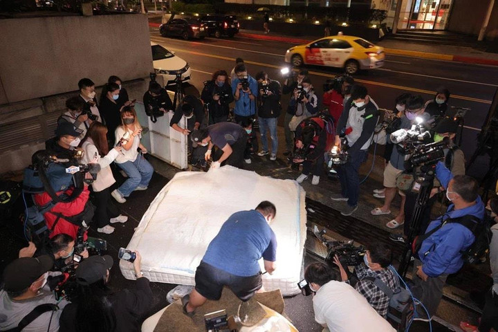 Trò hề hậu ly hôn của Từ Hy Viên - Uông Tiểu Phi - 3