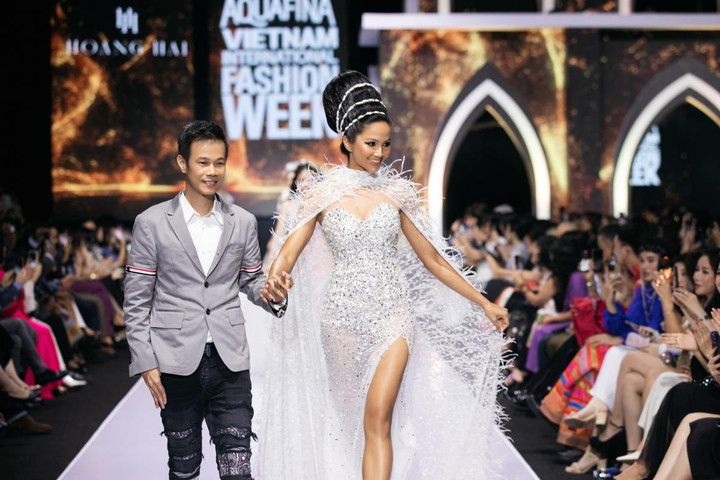 Ảnh: Vẻ đẹp quyền lực của H'Hen Niê trên sàn diễn với mái tóc nặng gần 3 kg - 6