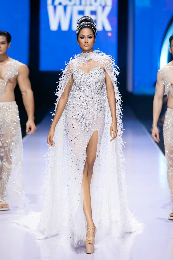 Ảnh: Vẻ đẹp quyền lực của H'Hen Niê trên sàn diễn với mái tóc nặng gần 3 kg - 7