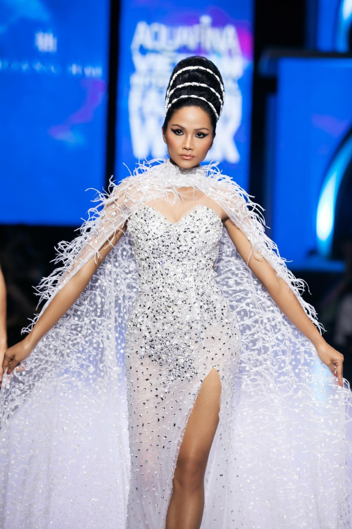 Ảnh: Vẻ đẹp quyền lực của H'Hen Niê trên sàn diễn với mái tóc nặng gần 3 kg - 8