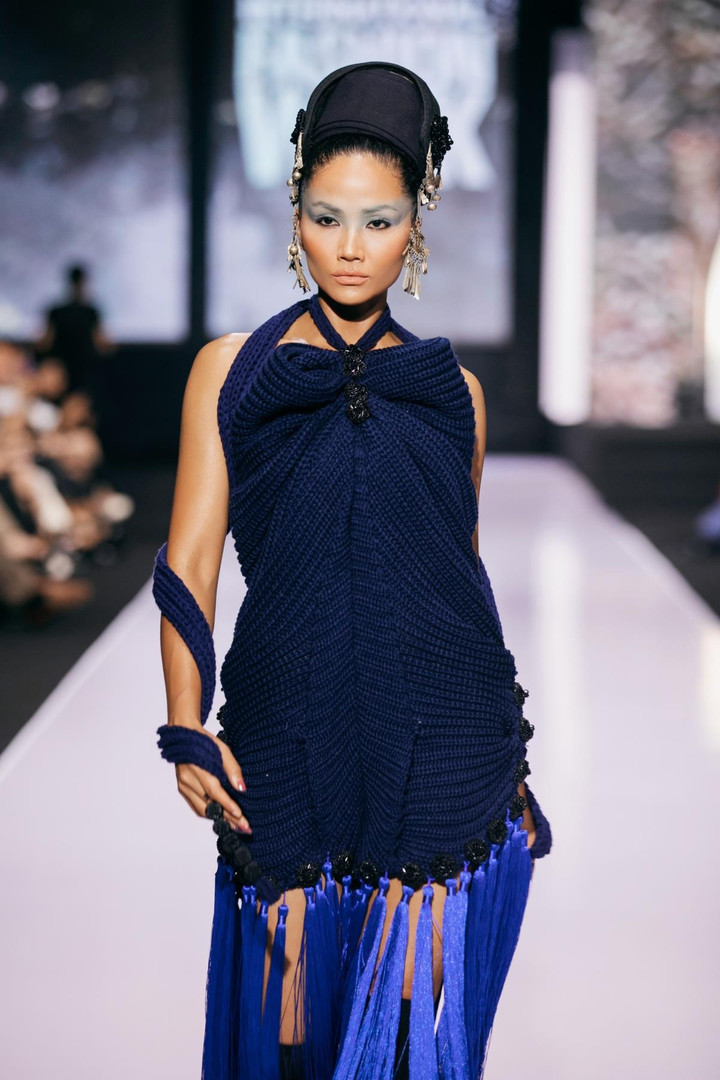 Ảnh: Vẻ đẹp quyền lực của H'Hen Niê trên sàn diễn với mái tóc nặng gần 3 kg - 10