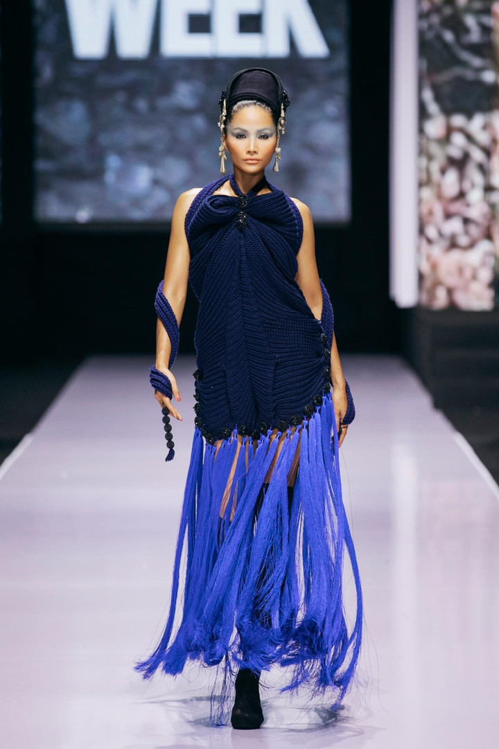 Ảnh: Vẻ đẹp quyền lực của H'Hen Niê trên sàn diễn với mái tóc nặng gần 3 kg - 11