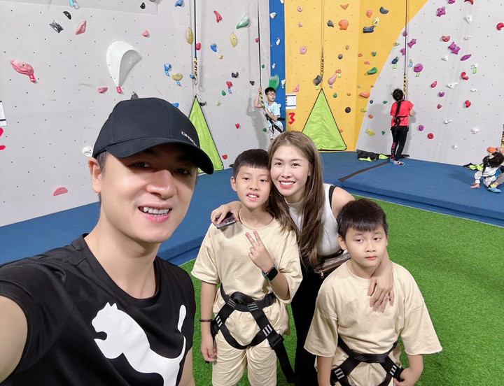 Bà xã Đăng Khôi từng khóc cả đêm vì ghen khi đọc tin nhắn của fangirl gửi chồng - 1