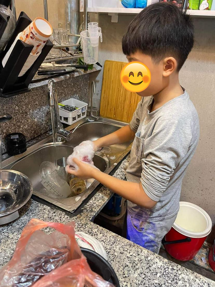 Cậu bé lớp 5 muốn đi làm để kiếm thêm tiền học phí, đọc đơn xin việc mà bật cười - 1