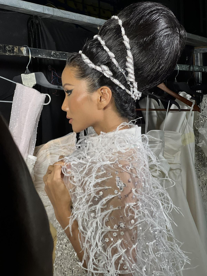 Ảnh: Vẻ đẹp quyền lực của H'Hen Niê trên sàn diễn với mái tóc nặng gần 3 kg - 9