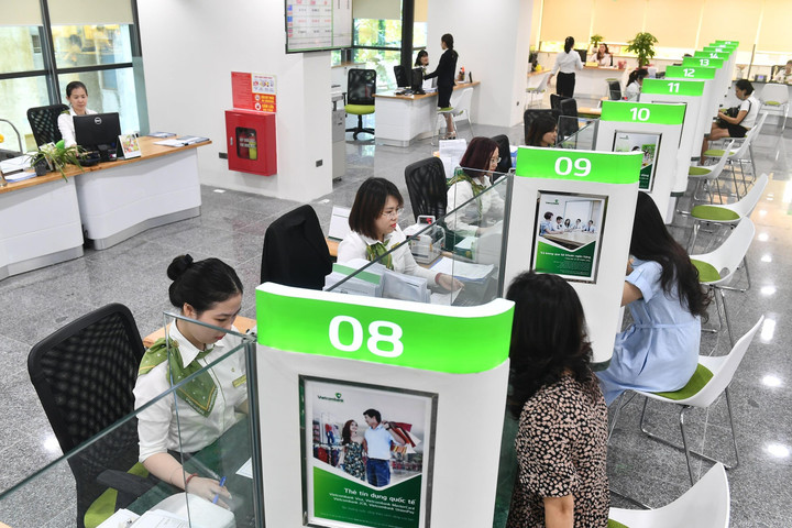 Lãi vay ngược chiều ở một số ngân hàng - 2