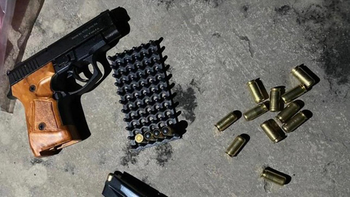 Cún cưng bị cắn, ông chủ nổi giận nổ súng thị uy - 1