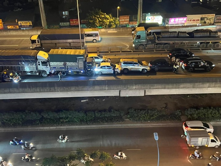 Hà Nội: 6 ô tô tông liên hoàn, đường Vành đai 3 tắc cứng - 1