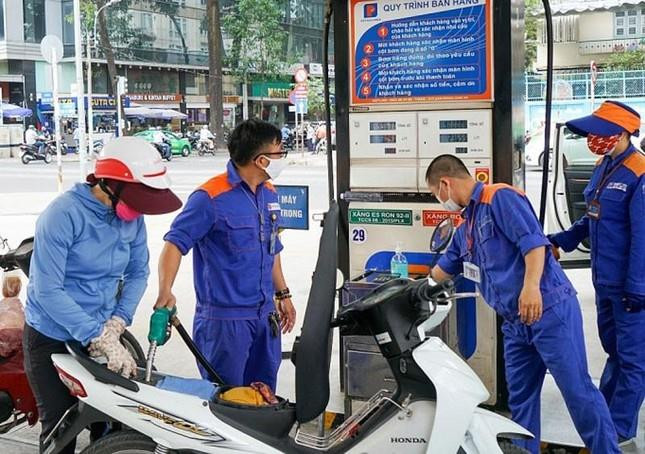 Nhập khẩu xăng dầu tăng vọt, người dân thoải mái nhiên liệu đi hết Tết - 1
