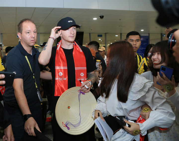 Dàn sao Dortmund đến Việt Nam, Marco Reus ký tặng CĐV tại sân bay - 3