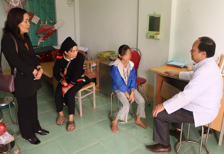 18 học sinh tiểu học đột nhiên ngất xỉu, khóc thét và kích động - 1