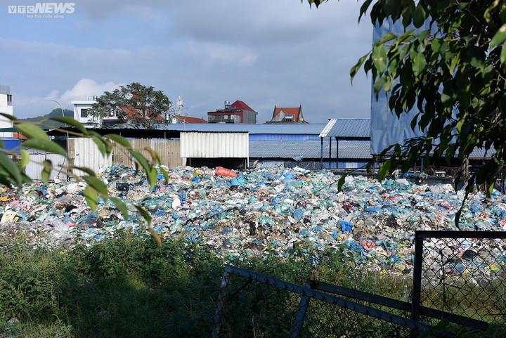 Ga rác lâu năm nằm ngay Quốc lộ 10, người dân 'cửa đóng then cài' vì ô nhiễm - 2