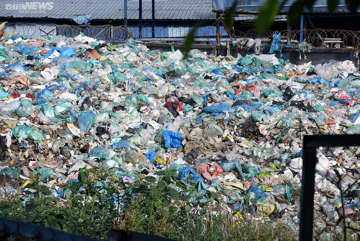 Ga rác lâu năm nằm ngay Quốc lộ 10, người dân 'cửa đóng then cài' vì ô nhiễm - 4